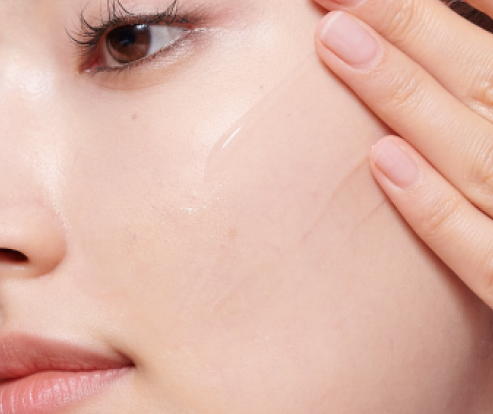 Jmoon 大熨斗美容儀使用步驟二示意圖,塗抹專用凝膠於肌膚表面,協助導入保養能量